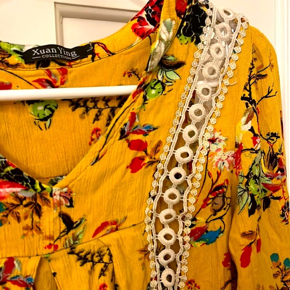 Xuan Ying collection large lace accent tunic - Picture 2 of 4